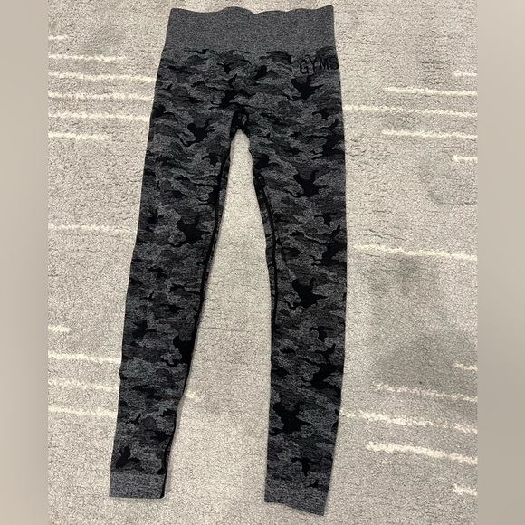 Gymshark Pants - Gymshark Dark Gray Camo Seamless Leggings - Workout Pants sz Med